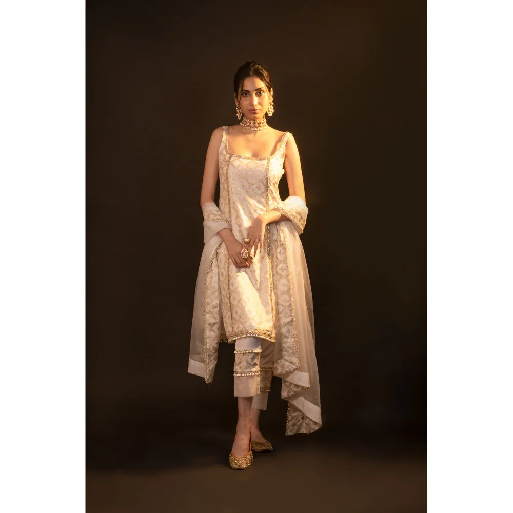 Monk & Mei Eloise Sleeveless Kurta With Dupatta (Set of 3)